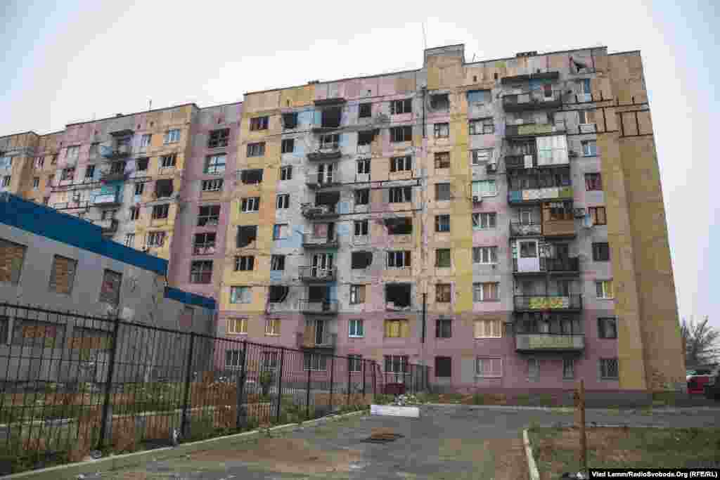 Дев'ятиповерхова будівля, яку місцеві називають &laquo;разукрашка&raquo;, зазнала сильних руйнувань під час обстрілів. Останні серйозні ушкодження ця будівля отримала в середині літа 2015 року. Більшість квартир у будинку покинуті, але в деяких досі живуть люди