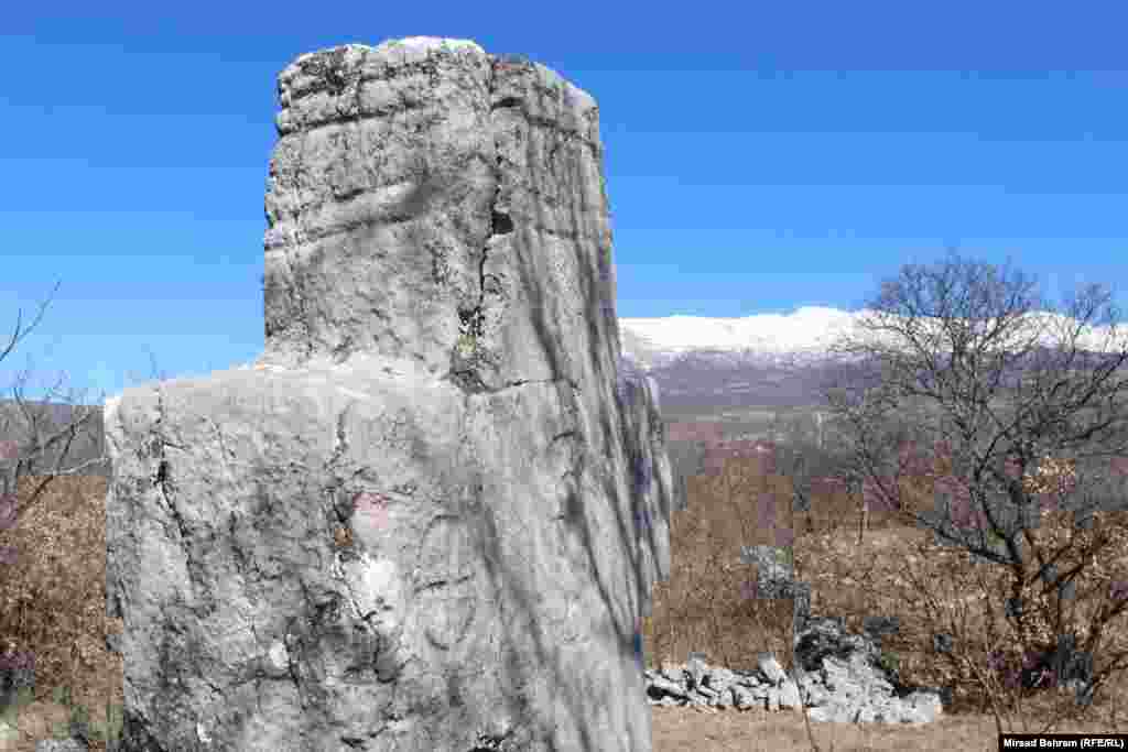 Ukrasi na zadnjoj strani velikog križa na stećku na lokalitetu Smajkića ograda, kod sela Podvelež. Doc. dr Adis Zilić objašnjava da je sačuvano oko 70 hiljada stećaka na širem području Zapadnog Balkana, od čega se preko 90 posto nalazilo u okvirima nekadašnje, srednjevjekovne bosanske kraljevine.