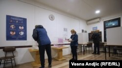 Sa jednog od biračkih mesta u Beogradu, tokom opštih izbora 21. juna 2020.