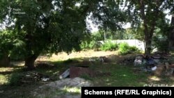 За адресою, куди приходять рахунки за світло, журналісти «Схем» побачили будинок, який, за словами сусідів, згорів декілька років тому