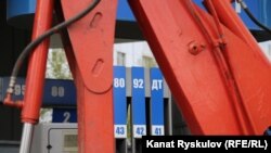 Кыргызстандагы күйүүчү май саткан бекет. Иллюстрациялык сүрөт.