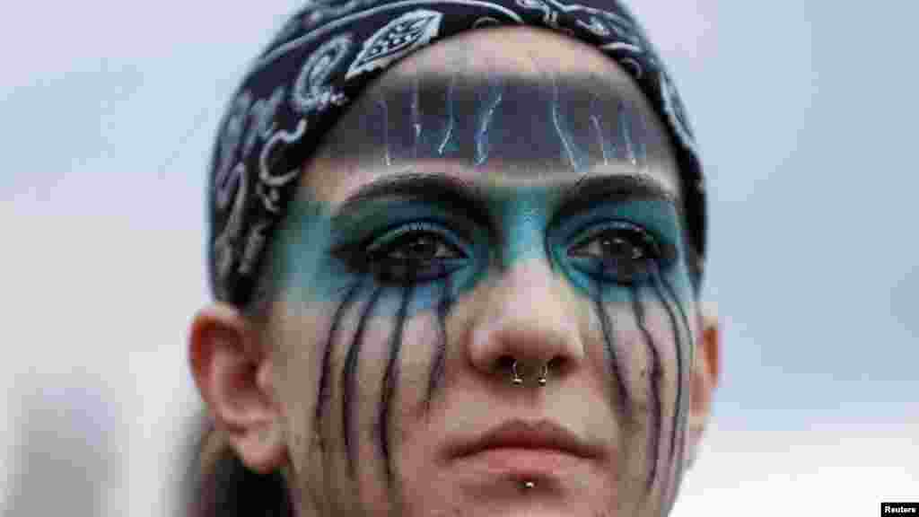 Маҗарстанда еллык Прайд уздыруны тыю һәм митингларны чикләүләргә каршы йөрештә катнашучы хатын-кыз.