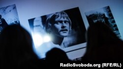 Під час виставки в «Мистецькому арсеналі», присвяченій фільму «Тіні забутих предків». Київ, 23 квітня 2016 року