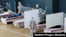 Бишкектеги мектептин спортзалында жайгашкан күндүзгү стационардагы дарылоонун жүрүшү. Иллюстрациялык сүрөт.