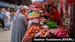 Продуктовые ряды на Ошском рынке в Бишкеке.