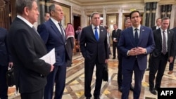 მარცხიდან: იური უშაკოვი, სერგეი ლავროვი, სტივ უიტკოფი, მარკო რუბიო და მაიკ უოლცი. ერ-რიადი, 18 თებერვალი, 2025. 