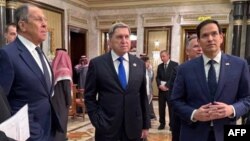 Secretarul de stat american Marco Rubio (dreapta), ministrul rus de Externe Serghei Lavrov (stânga) și consilierul pentru politică externă al președintelui rus Vladimir Putin, Iuri Ușakov, participă la discuții la Riad la 18 februarie.