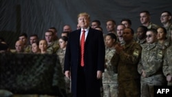 Američki predsjednik Donald Trump obraća se vojnicima tokom iznenadne posjete za Dan zahvalnosti bazi Bagram 2019. godine.