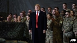دونالد ترامپ، رئیس‌جمهور ایالات متحده، در جریان بازدید غیرمنتظره از پایگاه هوایی بگرام در سال ۲۰۱۹ به مناسبت روز شکرگزاری، برای سربازان صحبت می‌کند