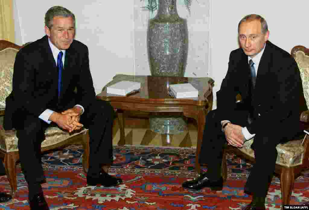 George W. Bush și Vladimir Putin. Ljubljana, Slovenia,&nbsp;16 iunie 2001 George W. Bush și Vladimir Putin au discutat exact acum 20 de ani, în 16 iunie 2001, o serie de teme politice, inclusiv posibilitatea instalării unui sistem de apărare antirachetă în Europa, un proiect NATO, în coordonarea Statelor Unite. Rusia a spus că un astfel de sistem ar încălca Tratatul privind limitarea sistemelor de rachete anti-balistice încheiat între cele două țări în 1972. Ulterior, în decembrie 2001, la scurt timp după atacurile din 11 septembrie, președintele Bush a anunțat retragerea SUA din acest Tratat. În timpul acestui summit, Vladimir Putin i-ar fi avertizat pe președintele Bush și pe secretarul de stat Condoleezza Rice despre legăturile Pakistanului cu talibanii și cu Al-Qaeda și despre pericolul terorismului islamic cu rădăcini în Afganistan. În volumul său de memorii, Condoleezza Rice a recunoscut că Putin a avut dreptate în această privință.