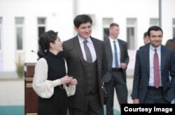 Улуғбек Шодмонов (ўнгда) Отабек Умаров ва Шаҳноза Мирзиёева билан.