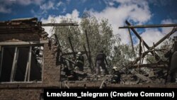 Echipe de salvatori căutând supraviețuitori în urma unor atacuri în Herson. Fotografie de arhivă. 