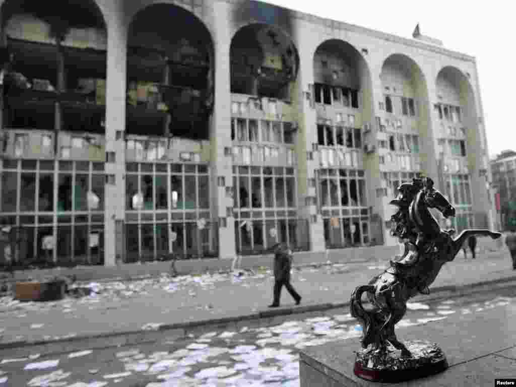 Сгоревшее здание генеральной прокуратуры Кыргызстана. Бишкек, 8 апреля 2010 года.