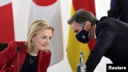 Улуу Британиянын тышкы иштер министри Лиз Трасс жана АКШнын мамлекеттик катчысы Энтони Блинкен "Чоң жетинин" саммиттинде. 12-декабрь, 2021-жыл.