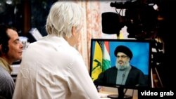 “Викиликс” сайтынын негиздөөчүсү Жулиан Ассанж  Russia Today телеканалындагы автордук берүүсүндө "Хизбалла" тобунун лидери Хассан Нассрала менен маек курууда.  17-апрель, 2012-жыл 