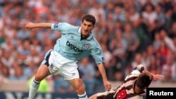 Kavelașvili într-un meci din prima divizie engleză, la 16 august 1996.