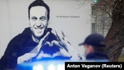 Niciuna dintre persoanele asociate cu „eroul unei noi epoci", precum scrie în pictura murală, nu va putea candida la alegeri.