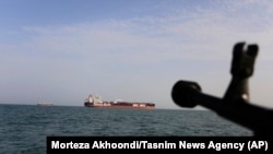 نزدیک شدن کشتی‌های سپاه پاسداران نیروهای بحری ایالات متحده 