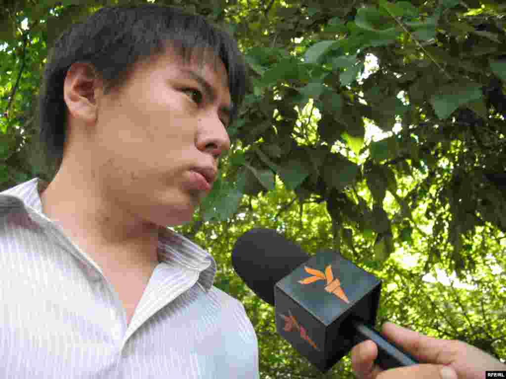 Қазақстандағы сөз еркіндігін қорғауға арналған шараға жас журналистер белсенділікпен қатысты - "Жас Алаш" газетінің журналисті  Жанболат Мамай - сөз және баспасөз бостандығын қорғауға арналған наразылық акциясына қатысқан жастардың бірі. Алматы, 24 маусым 2009 жыл.