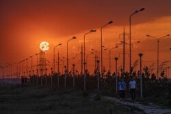 Уличные фонари и столбы линии электропередачи в столице Казахстана. Иллюстративное фото.