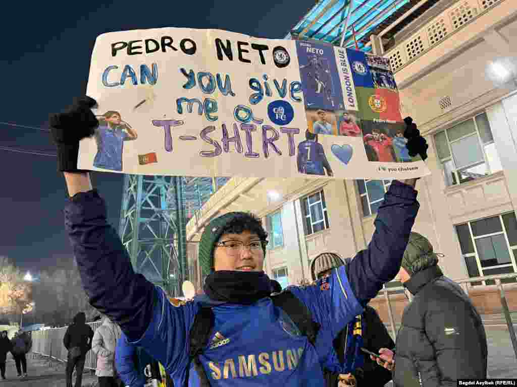 "С детства болею за &ldquo;Челси&rdquo; и пришел посмотреть на игру тех игроков, на которых равнялся. Например, Палмер. К сожалению, в основном игроки, которые во втором и третьем составах играют. Но приехал Нету, на него пришел посмотреть. Чуть-чуть расстроен, что не привезли звездных игроков, но все равно здорово, что вообще &ldquo;Челси&rdquo; приехали&rdquo;,&nbsp;&mdash; поделился болельщик Адилет, надевший синюю футболку поверх куртки