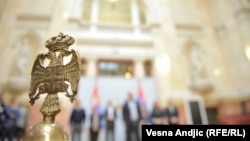 "Vidimo pokušaje zaboravljenih likova koji se ponovo vraćaju u politiku kroz Savez za Srbiju, a onda i oko Saše Jankovića, pri čemu nam govore da imaju nove ideje, ali mi te ideje ne vidimo", kaže Naim Leo Beširi (na fotografiji: predstavnici opozicionih partija u holu Skupštine Srbije).