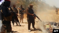 Жихадчылардын сайтына 14-июнда жарыяланган бул сүрөттө исламчыл согушкерлер ондогон аскерди өлтүрүп жатканын көрсөткөнү айтылган.