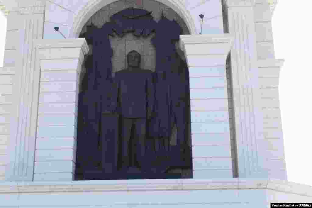 Астана қаласы орталығындағы "Қазақ елі" монументіндегі Нұрсұлтан Назарбаевтың барельефі. Қола барельеф &laquo;Тұңғыш президент және Қазақстан халқы&raquo; деп аталады. Мұнда Назарбаевтың ант беріп тұрған сәті бейнеленген, оның қолы ел конституциясының үстінде тұр. 4 маусым 2015 жыл.