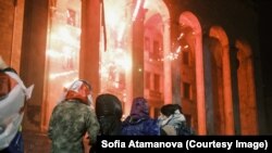 Протестувальники кажуть, що вони застосовували піротехніку проти поліції та силовиків, щоб захистити себе.