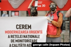 Comunitatea Declic prezintă machetele de plămânii montate în fața Guvernului care s-au încărcat de particule toxice în mai puțin de o lună de la instalarea lor în București. Fotografie realizată la data de 27 aprilie 2021.