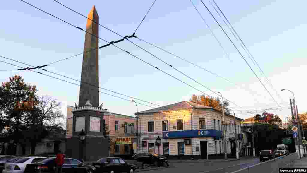 Долгоруковський обеліск, що його місцеві називають &laquo;шпилем&raquo;. Пам'ятник був встановлений у вересні 1842 року на честь князя Василя Долгорукова, який командував російськими військами. У 1771 року вони здобули перемогу над турецькими військами і оволоділи Кримом