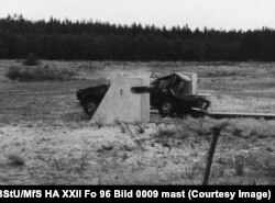 შტაზის არქივში დაცული ეს ფოტო 1980 წელს არის გადაღებული. მასზე გამოსახულია რკინა-ბეტონის დამცავი კონსტრუქციების სიმყარის გამოცდა.