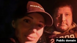 Новинарката Аљона Грамова и видеографот Јевген Кармазин