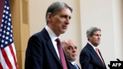 Солдон оңго карай: Британиянын тышкы иштер министри Филип Хэммонд, Ирактын премьер-министри Хайдер ал-Абади жана АКШнын мамлекеттик катчысы Жон Керри.