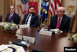 Дональд Трамп промовляє до преси перед початком переговорів