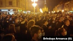 O mulțime entuziastă se bucură de victoria lui Dominic Fritz în fața fostului primar Nicolae Robu (PNL):