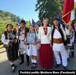 Victoria Furtună, președinta Partidului Moldova Mare (centru-dreapta), participă la comemorarea morții lui Ștefan cel Mare, organizate la Mănăstirea Putna, pe 2 iulie 2025.