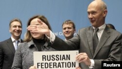 Генеральный директор ВТО Паскаль Лами с российской делегацией после подписания присоединения РФ к Всемирной торговой организации 16 декабря 2011 года  