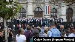 Magistrați protestând în fața Tribunalului din București față de modificărilor făcute la legile justiției de guvernarea dominată de Liviu Dragnea. Era o perioadă în care magistrații și justiția se bucurau de o încredere mai mare în rândul populației. Acele timpuri au trecut.