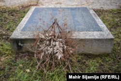 Ploča sa ispisanim imenima žrtava u Crnoj kući, 30. januar 2025.