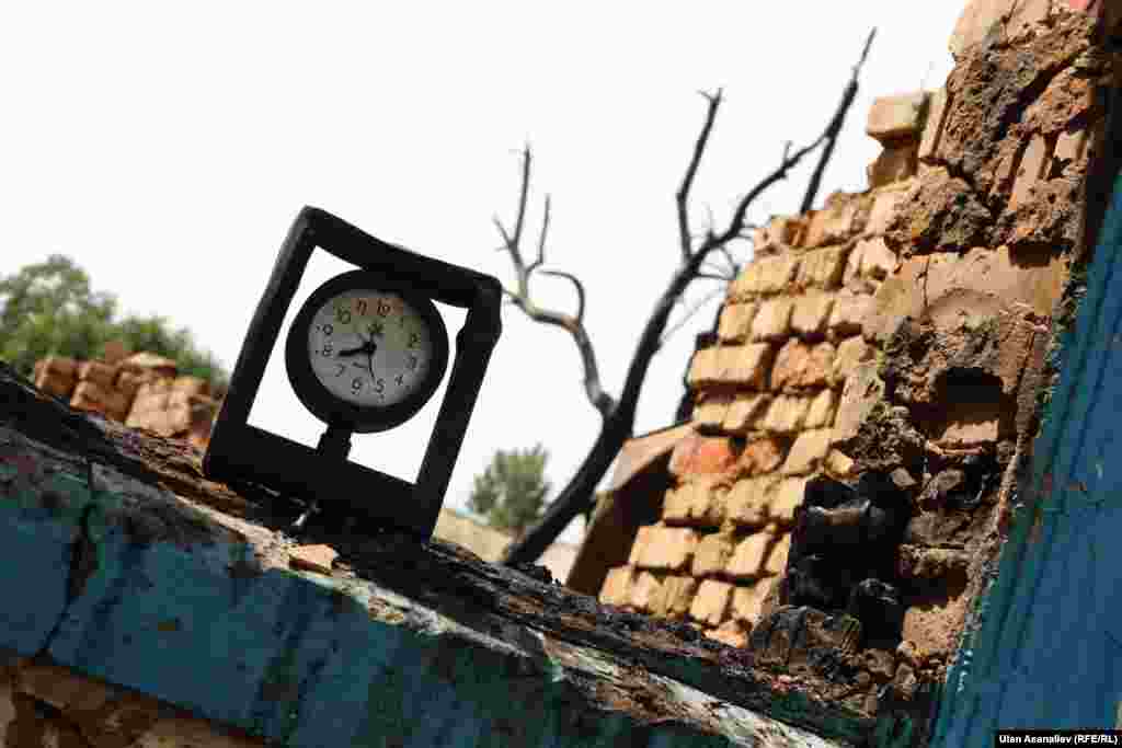 Часы в одном из пострадавших домов. Они остановились в момент перестрелки с боевиками.&nbsp;
