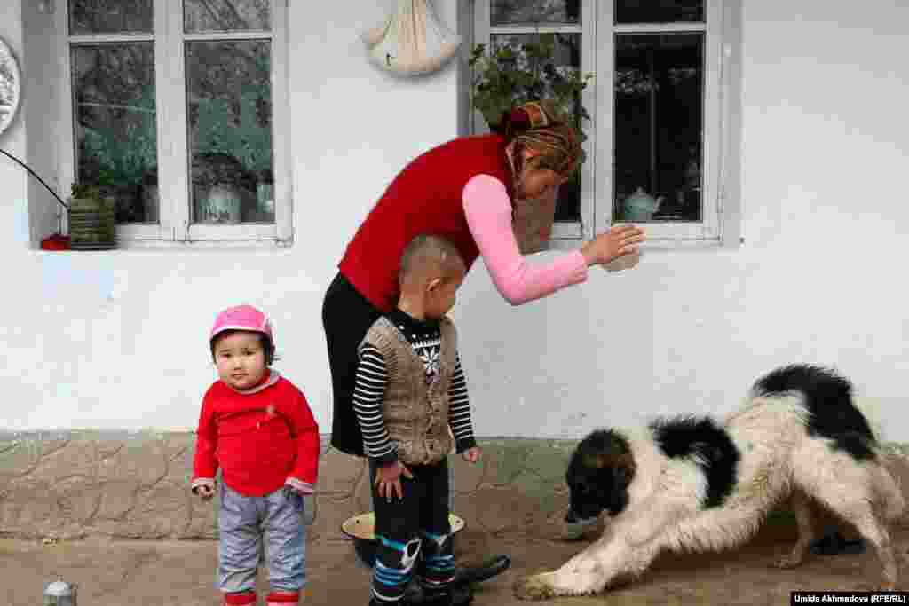 Репортер Азаттыка спросила Анар-апай, почему среди невесток нет женщин из Казахстана. "О! Казахстанские девушки дорогие, калым слишком непосильный для нас", - ответила Анар-апай.