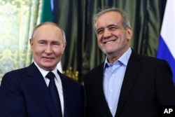 Президент Росії Володимир Путін (ліворуч) та президент Ірану Масуд Пезешкіан, Москва, Росія, 17 січня 2025 року