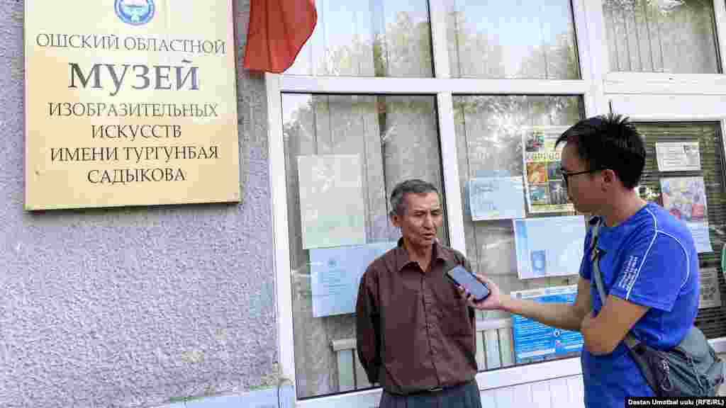 "Он сүрөтчүнүн тарткан сүрөттөрү бирдей эмес. Ар кимдин почерки башка-башка болот. Жаратылыштын, тоолордун, жаныбарлардын көрүнүшүн тартып келдик", - деди сүрөтчүлөрдүн бири Ырыспай Төлөнов.