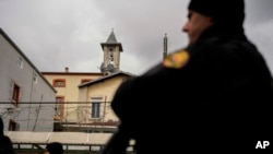 Түрк полициясы Санта-Мария чиркөөсүнүн жанында күзөттө турат. Стамбул, Түркия. 28-январь, 2024-жыл.