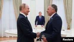 Спецпредставитель президента США Стив Уиткофф (справа) во время встречи с российским президентом Владимиром Путиным в Москве, 6 августа 2025 года