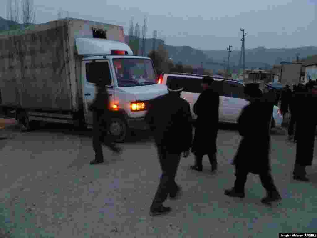 Митинг начался в 17:00 часов вечера и закончился поздно вечером