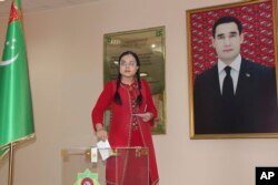 Портрет президента Сердара Бердымухамедова на избирательном участке в Ашхабаде, 26 марта 2023 года, фото AP