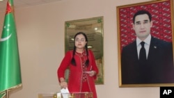 2023 йил 26 март куни Ашхободдаги сайлов участкасида осилган президент Сардор Бердимуҳаммедов портрети.