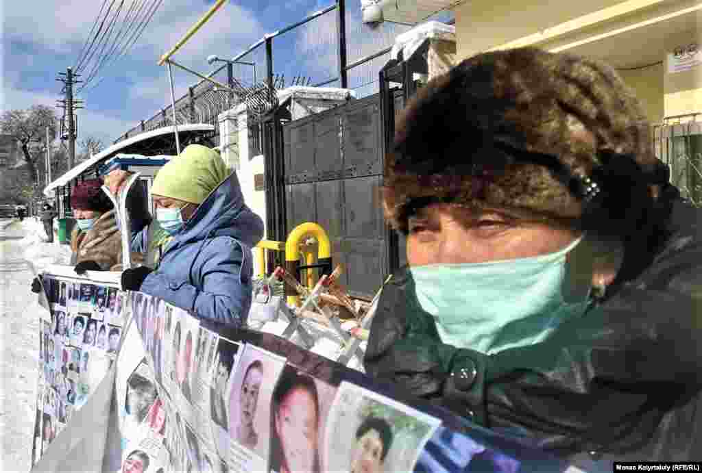 Қытайдың Шыңжаң аймағында қалған туыстарын іздеген қазақстандықтар бірнеше жылдан бері Қазақстанда наразылық акцияларына шығып, жақындарына араша сұрап келеді. Олар Қазақстан сыртқы істер министрлігінен "Қытайда қамалғандар - Пекиннің ішкі ісі, оған араласа алмаймыз" деген жауап алғанын, Қытай консулдығы жауап бермегенін айтады.